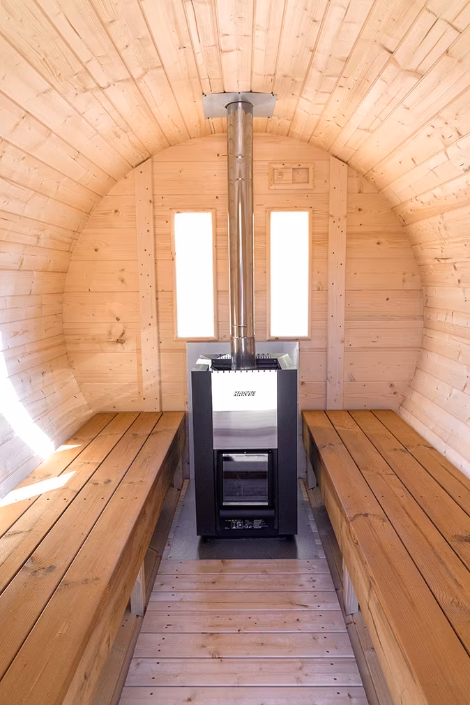 Saunaraum mit Ofen und Fenstern