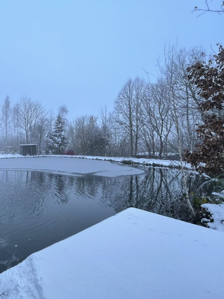 Unser Angelsee im Winter mit Eis und Schnee kann auch geangelt werden