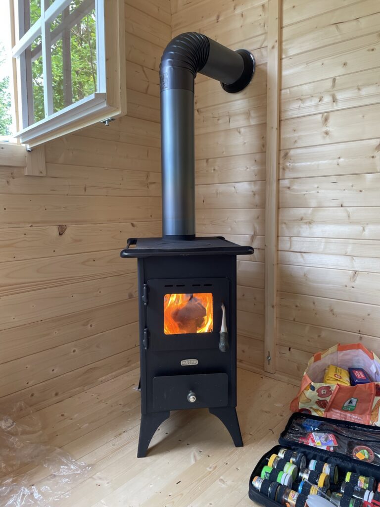 Der Holzofen in der Hütte sorgt auch bei schlechtem Wetter für eine angenehme Temperatur.