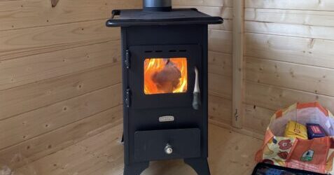 Der Holzofen in der Hütte sorgt auch bei schlechtem Wetter für eine angenehme Temperatur.