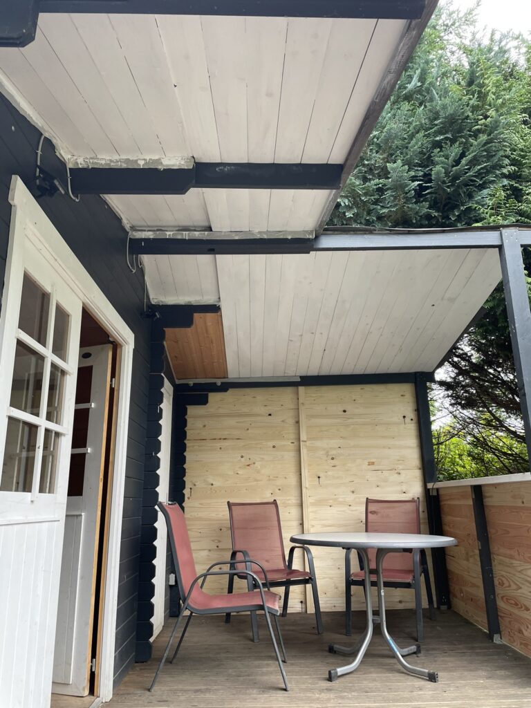 Der Steg vor der Hütte ist zur hälfte überdacht und gegen Wind geschützt. Der perfekte Anelplatz. Gemütlich angeln gehen.